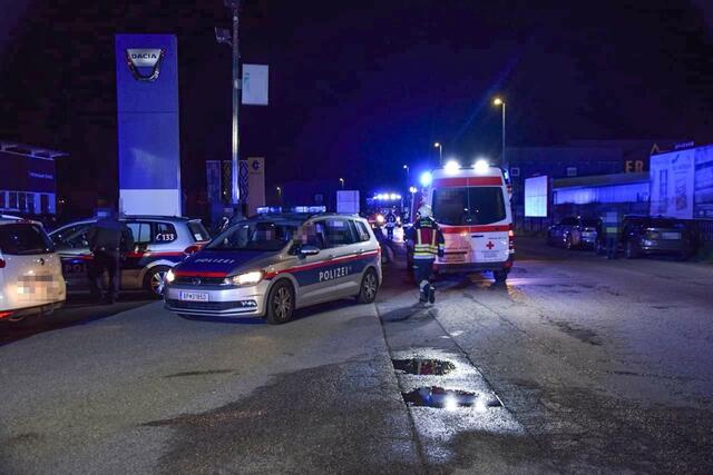 Die Rettung brachte den verletzten Pkw-Lenker ins Krankenhaus.  | Foto: DOKU-NÖ
