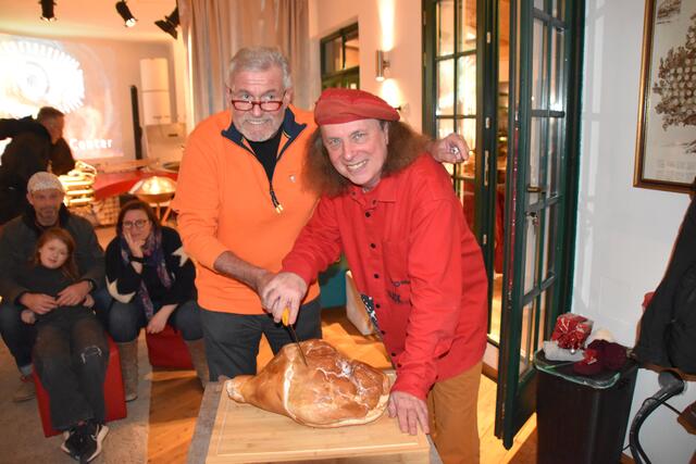 Josef Vyborny vom Gablitzer Kunstkeller und Erwin Kiennast schnitten den Osterschinken an.