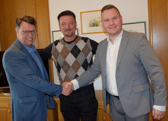 Staffelübergabe: Ewald Großschedl (l.) übergibt offiziell seine Funktion an den neuen Regionalsekretär Patrick König. ÖGB Regionalvorsitzender Robert Fauland (Mitte) wünscht eine weitere gute Zusammenarbeit. | Foto: Josef Strohmeier