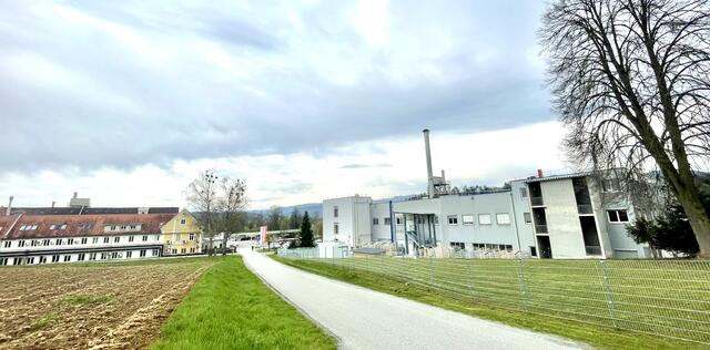 Dort wo heute das neuere Gebäude der Porzellanfabrik steht (rechts), spielte einst der WSV und später der SV Frauental. | Foto: RegionalMedien Steiermark