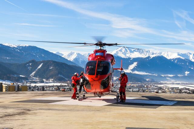 Nach einem Unfall bei Holzschlägerungsarbeiten in Niederau wurde ein 59-Jähriger mit dem Rettungshubschrauber in die Klinik nach Innsbruck geflogen | Foto: Zeitungsfoto.at / Symbolbild