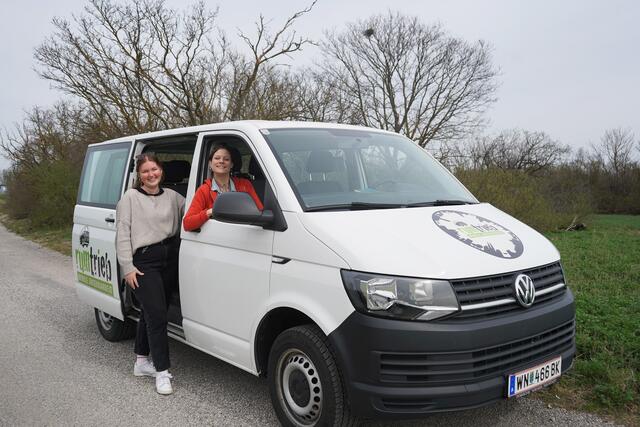 Bella und Pamela sind mit dem RUMTRIEB-Bus im ganzen Piestingtal unterwegs und für Jugendliche da. | Foto: Verein Jugend und Kultur, Harald Steiner