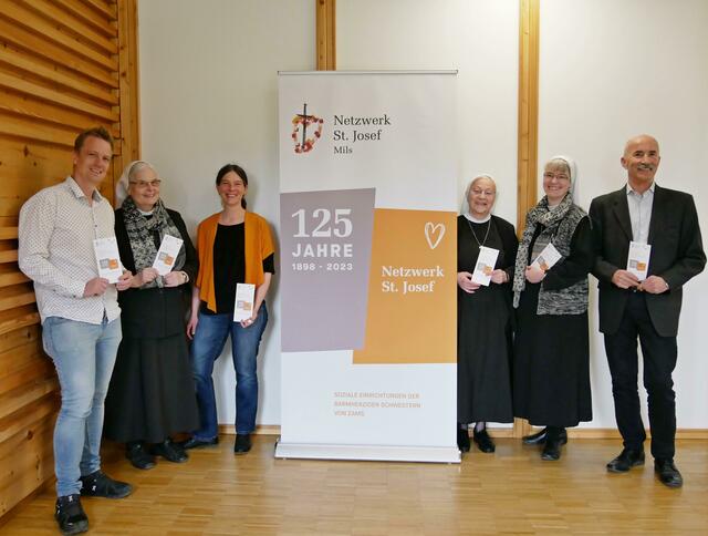 Die Verantwortlichen des Netzwerks St. Josef in Mils bei Hall präsentierten das vielfältige Jubiläumsprogramm, das sich von April 2023 bis April 2024 erstreckt. v.l.n.r. Peter Stocker, Führungskreis, Sr. Mag.a Dr.in Maria Gerlinde Kätzler, Generaloberin Barmh. Schwestern Zams, Mag.a Veronika Mair, Führungskreis, Sr. Maria Magna Rodler, Oberin und Führungskreis Netzwerk St. Josef, Sr. MMag. Dr.in Barbara Flad, Vikarin Barmh. Schwestern Zams, Dipl. KH-Bw. Bernhard Guggenbichler, Geschäftsführer Soziale Einrichtungen. | Foto: SE Barmh.Schw.Zams/ Archiv Mutterhaus Zams
