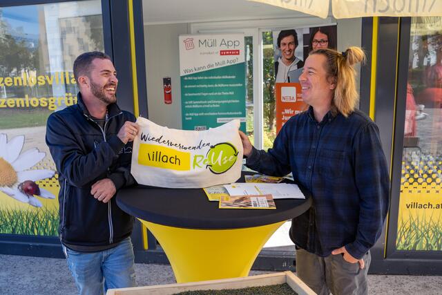 In der Ringmauergasse vor dem ReUse-Kaushaus "Together City" werden die ASZ-Teams beraten und informieren. | Foto: Augstein