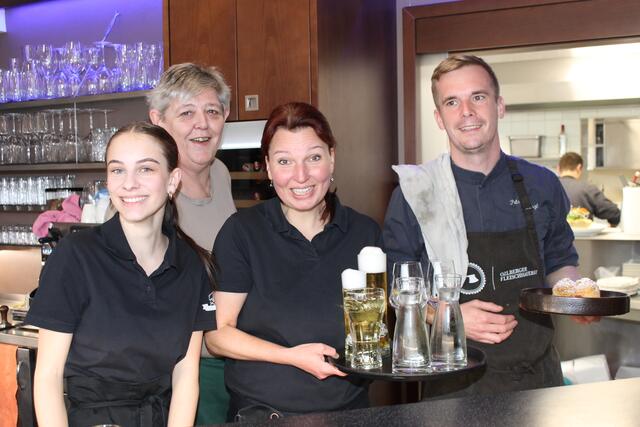 Trotz der Schließung gute Stimmung: Lina Scheftner, Lili Barth, Claudia Donauer und Küchenchef Patrick Wenzel (v. l.). | Foto: Gernot Fohler