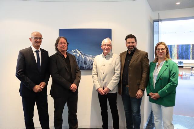 Landeshauptmann Anton Mattle, Künstler Roland Böck, Herbert Mayer (Bgm. Landeck), Kulturreferent Peter Vöhl und Landtagsabgeordnete Beate Scheiber.  | Foto: Elisabeth Zangerl