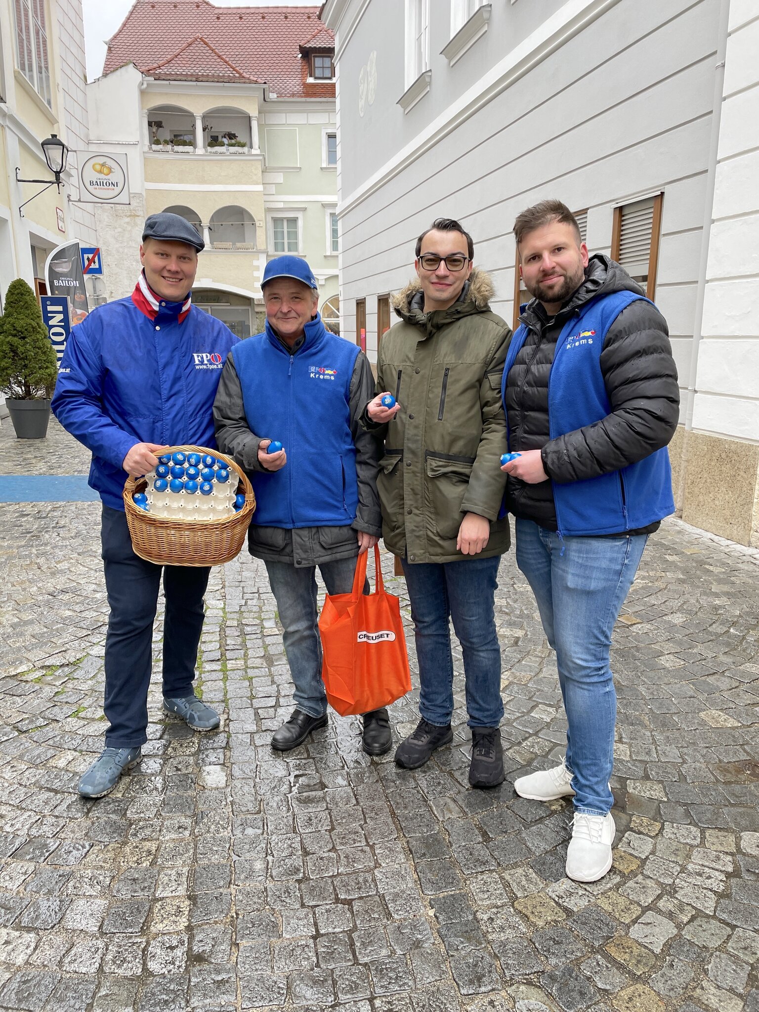 Politik FPÖTeam teilt blaue Ostereier in der Fuzo Krems aus Krems