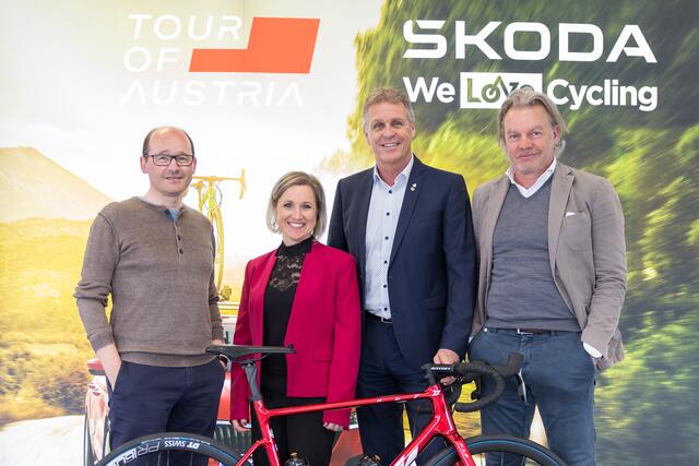 Präsentation der zweiten Etappe der neu gegründeten Tour of Austria (v.l.): Thomas Kofler (Tourdirektor), Julia Zraunig (TVB Innsbruck), Martin Ebster (TVB St. Anton am Arlberg) und Thomas Pupp (Tourdirektor). | Foto: Expa Pictures