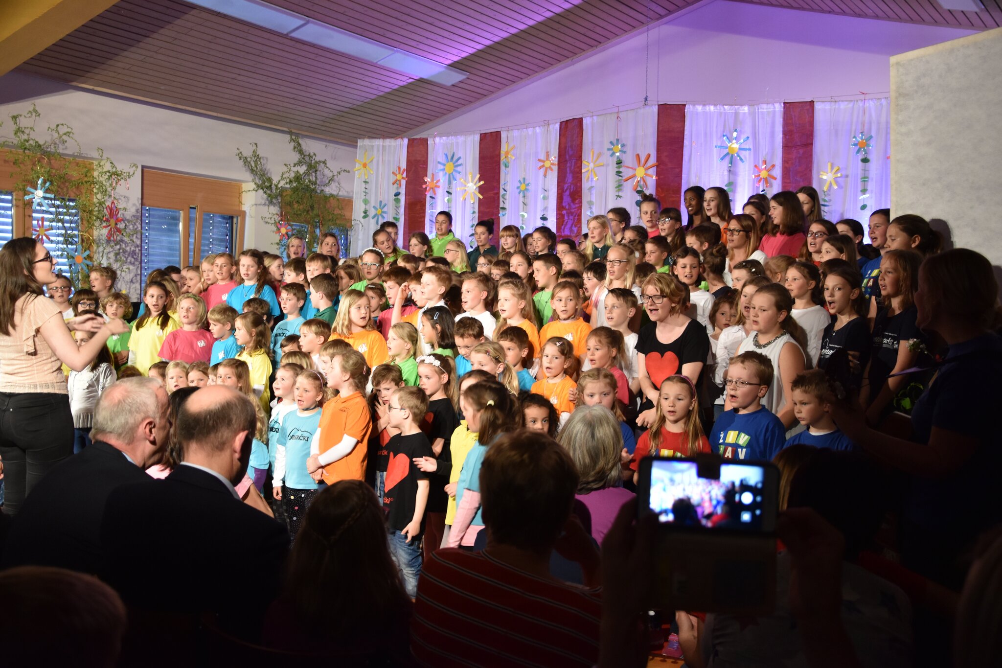 Völkermarkt Kinder und Jugendchöre singen in der Neuen Burg Völkermarkt