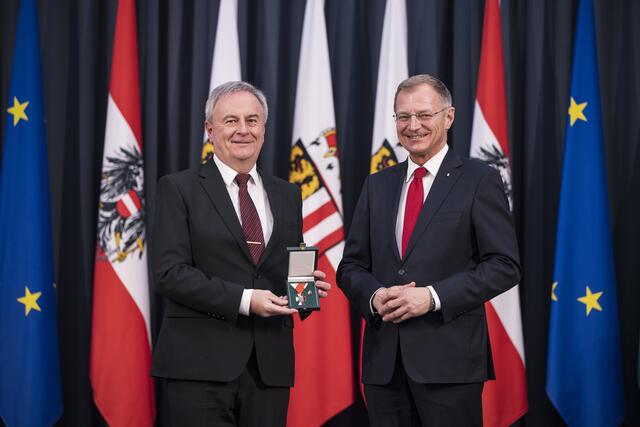 Franz Reithuber (li.) und Landeshauptmann Stelzer. | Foto: Land OÖ - Max Mayrhofer