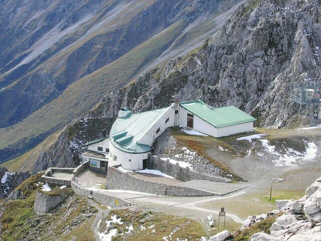 Die Station Hafelekar, die Gaststube hat nun wieder geöffnet. | Foto: Luigino/Wiki