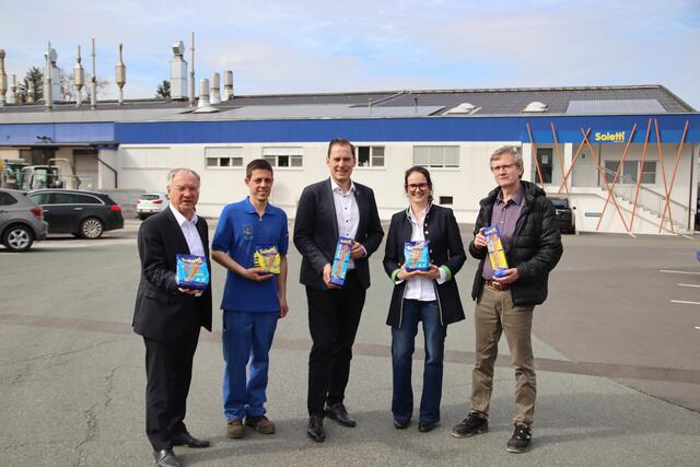 Josef Ober, Mario Stampfer, Markus Gutmann, Daniela Prückler und Rupert Schober (v.l.) vor dem Bürogebäude mit den PV-Modulen am Dach. | Foto: RegionalMedien