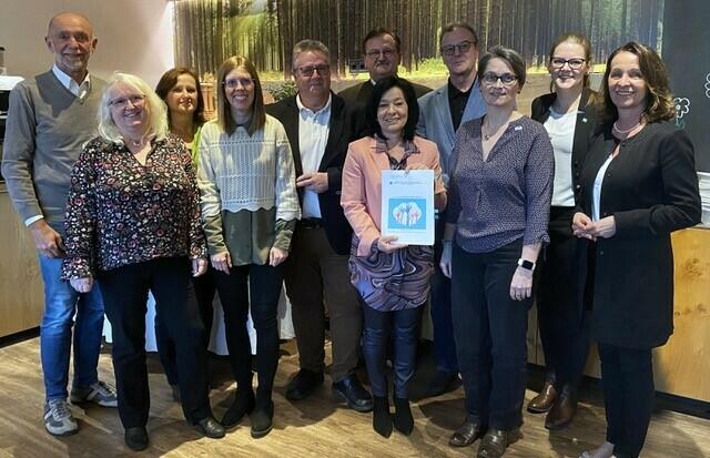 Bgm. Josef Schaden, KLAR! Managerin Roswitha Haghofer, LAG Management Assistentin Michaela Böhm-Loidolt, KLAR! Managerin Verena Litschauer, Vbgm. Michael Preissl, Obfrau BR Bgm. Margit Göll, Rupert Klein, Manfred Atteneder, Elisabeth Wachter, Helene Mayerhofer, Anne Blauensteiner (v.l.). | Foto: Verein Waldviertler Grenzland