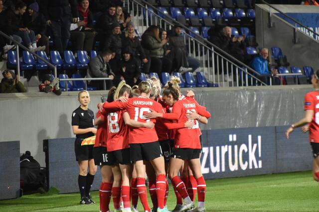 Österreichs Spielerinnen bejubeln den tollen Führungstreffer von Marie-Therese Höbinger. | Foto: Michael Strini