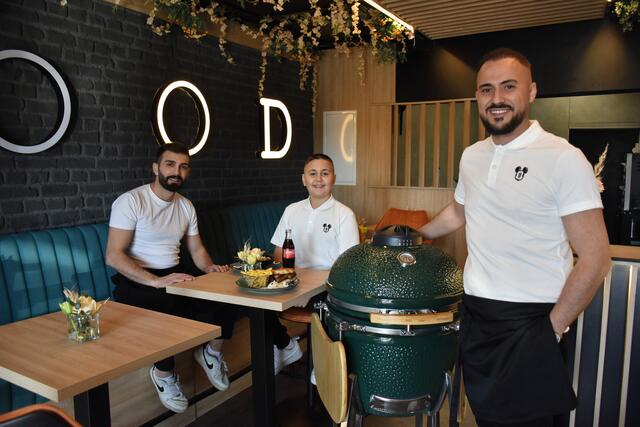 Kimi neu in Leitring: Bekim Ramadani (r.) mit Sohn Omer und Freund Cagri) | Foto: Gady
