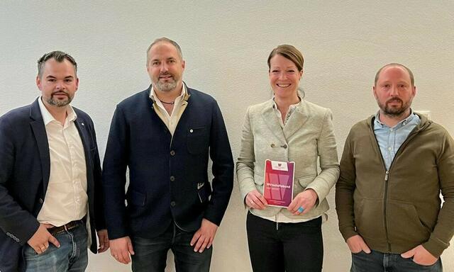 Vlnr.: Wirtschaftsbund-Salzburg-Bezirksobmann (Pinzgau) Hans Otto Resl, Hannes Eder,
Camilla Schwabl und Johann Wallner.  | Foto: Wirtschaftsbund Salzburg