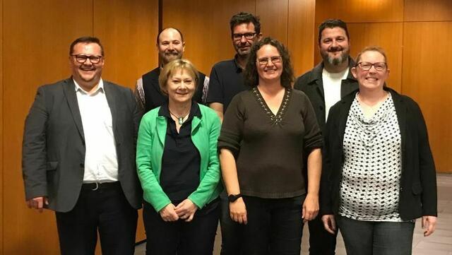 Der gewählte Vorstand: Annemarie Duullinger, Daniela Schabegger, Manuela Langenreither (vorne, v. l.), Helmut Hodanek, Christian Lorenz, Manfred Schmidt-Sallaberger, Damir Saračević (hinten, v. l.).
  | Foto: Landesverband der Elternvereine