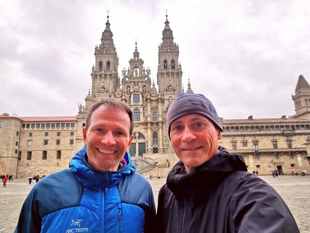 Alexander J. Rüdiger (l) und Jörg Krasser
vor der Kathedrale von Santiago de Compostela | Foto: privat