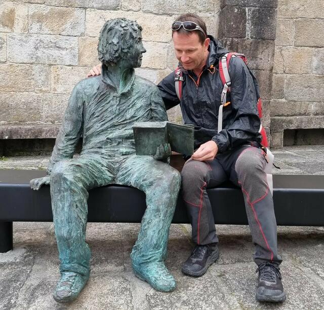 und signiert einem anscheinend schon lange wartenden Fan ein Buch. | Foto: privat