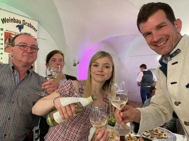 Josef, Anita und Katharina Grabner/ Weinbau Brunnerberghof mit Bürgermeister Christian Macho. | Foto: Marktgemeinde Kottingbrunn