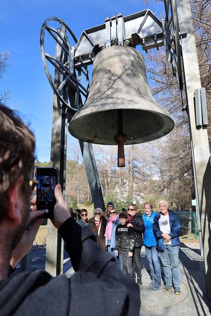 Foto mit Glocke. Die Besucher/-innen nutzen die Gelegenheit, um sich mit dem Friedenssymbol ablichten zu lassen. | Foto: MG Telfs/Pichler