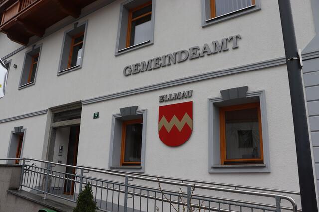 In Ellmau läuft beim Mehrzweckzentrum alles nach Plan. Außerdem sind das Kaiserbad einige Energiesparmaßnahmen vorgesehen und auch die Hundewiese soll noch dieses Jahr "hundesicher" werden.