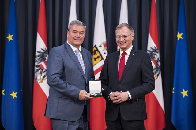 Nikolaus Prammer, früherer Vorstandsdirektor der LAWOG, erhielt das Silberne Ehrenzeichen des Landes Oberösterreich.



 

 | Foto: Max Mayrhofer