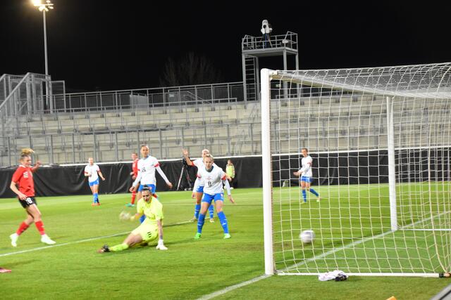 Viktoria Pinther trifft, doch wieder war die Fahne oben - diesmal aber zu Unrecht. | Foto: Michael Strini