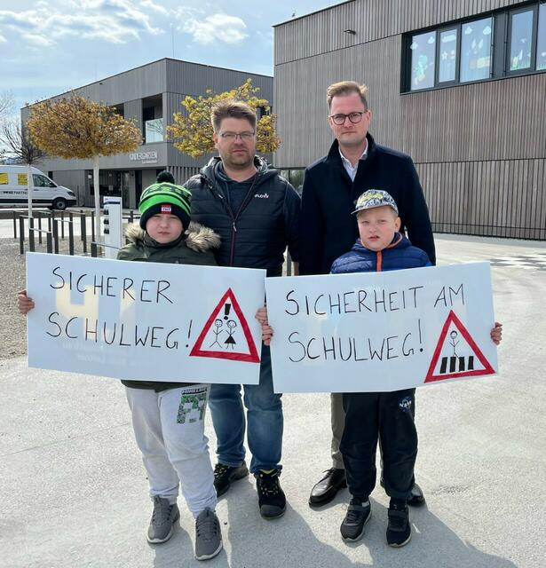 GR Markus Pallanits und gf. GR Oliver Prosenbauer mit Kindern vor der Volksschule Franz Schubertstraße. | Foto: Volkspartei Brunn