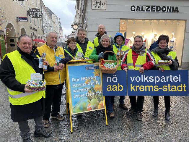 NÖAAB Landesobfrau Landesrätin Christine Teschl-Hofmeister (mit Korb), Parteiobmann Egelsee Andreas Ettenauer   (2.v.l.9 und das VP-Team Krems. | Foto: Necker