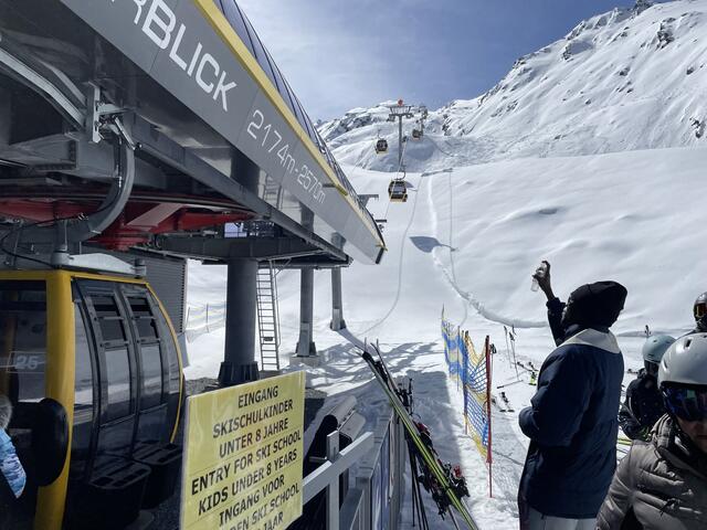 Pfarrer Francis segnete die neue Gondelbahn. | Foto: Othmar Kolp