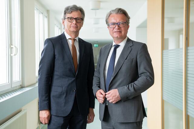 BH Andreas Weitlaner (l.) begrüßte LH Christopher Drexler in der BH Graz-Umgebung, die in Graz positioniert ist. | Foto: Land Steiermark/Robert Binder