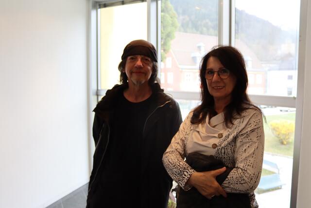 Künstler-Kollegen Erich Horvath und Dolores Doberauer.  | Foto: Elisabeth Zangerl  
