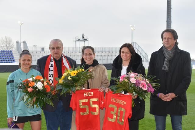 Dreifach-Ehrung: Laura Feiersinger, ÖFB-Präsident Johann Gartner, Jasmin Eder, Stefanie Enzinger und ÖFB-Sportdirektor Peter Schöttel | Foto: Michael Strini
