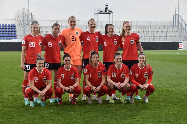 Die ÖFB-Startelf: Laura Wienroither, Sarah Zadrazil, Marina Georgieva, Viktoria Pinther, Marie-Therese Höbinger (hockend); Katharina Naschenweng, Verena Hanshaw, Isabella Kresche, Celina Degen, Barbara Dunst, Sarah Puntigam (stehend) | Foto: Michael Strini