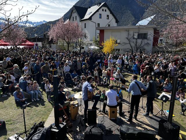 Inmitten der Blütenpracht genossen am Ostermontag zahlreiche BesucherInnen des Blütenfestes beste musikalische und kulinarische Unterhaltung.  | Foto: Thurner