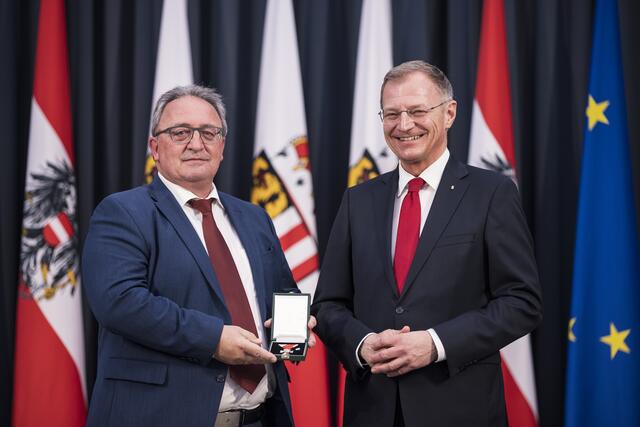 Erich Linner, ehemaliger Betriebsratsvorsitzender-Stv. Neuromed Campus Linz, erhielt das Silberne Verdienstzeichen des Landes Oberösterreich.

 | Foto: Max Mayrhofer