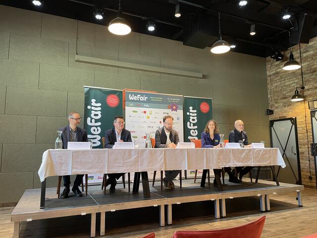 Von links nach rechts: Norbert Rainer (Klimabündnis), Jürgen Czernohorszky (SPÖ), Wolfgang Pfoser-Almer (WeFair), Anna Leitner (Global 2000) und Konrad Rehling (Südwind).  | Foto: Miriam Al Kafur