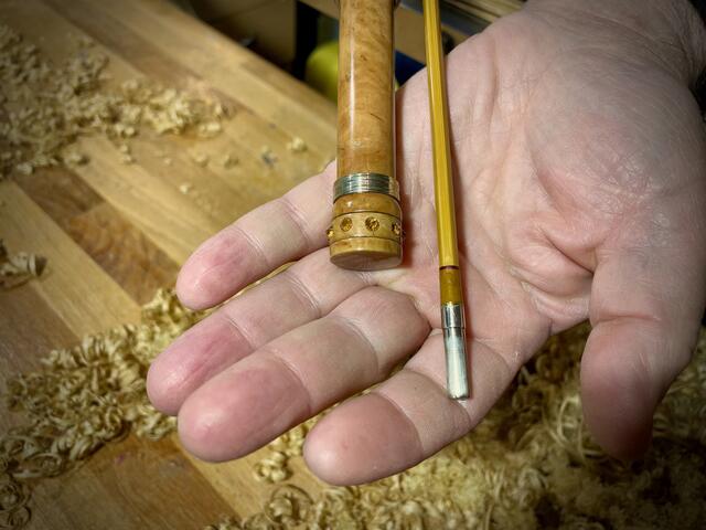 Die Rute für seine Frau hat Postlbauer mit Schmucksteinen verziert. Für das Griffstück kam ein Holz zum Einsatz, dass er nie wieder für jemand anderen verwenden wird. | Foto: BRS