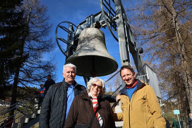 Josef Federspiel, Obmann des Vereines der Freunde der Friedensglocke, begrüßte gemeinsam mit Glöcknerin Annemarie Tribus die gut 100 Anwesenden. Auch Peter Grassmayr (rechts) von der gleichnamigen Glockengießerei wohnte dem finalen Geläut bei. | Foto: MG Telfs/Pichler