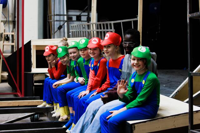 Hundert Kinder Jahrgang 2013 durften anlässlich des zehnjährigen Jubiläums des Musiktheaters Linz einen Blick hinter die Kulissen werfen. | Foto: Philipp Brunnader