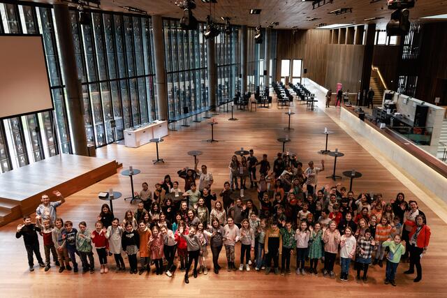 Hundert Kinder Jahrgang 2013 durften anlässlich des zehnjährigen Jubiläums des Musiktheaters Linz einen Blick hinter die Kulissen werfen. | Foto: Philipp Brunnader