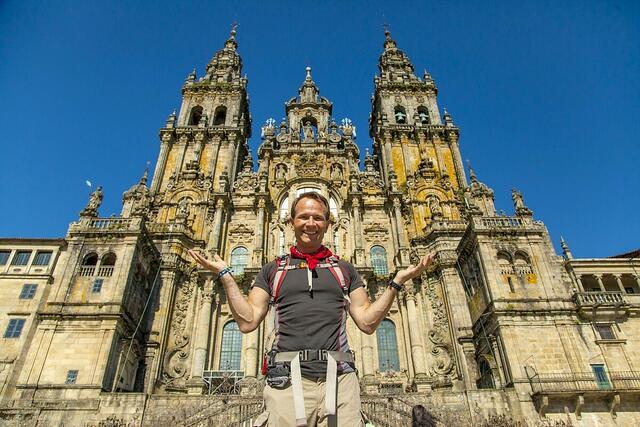 Alexander J. Rüdiger vor der Kathedrale von Santiago de Compostela
 | Foto: Peter F. Hickersberger