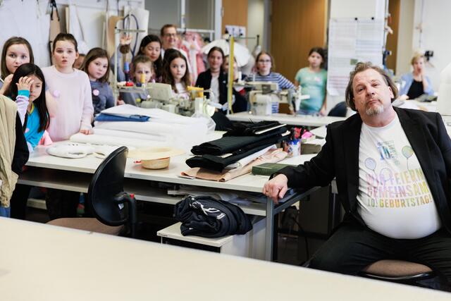 Auch Intendant Hermann Schneider begrüßte die Kinder im Musiktheater. | Foto: Philipp Brunnader