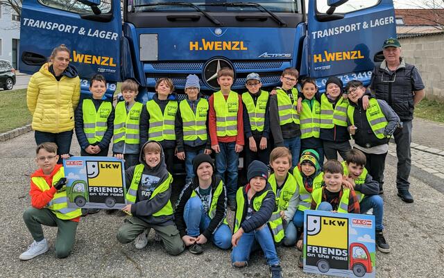 Klassenlehrerin Eva Achs und Lkw-Lenker Helmut Stiegelmar mit den Kindern der 3. Klasse der Volksschule Weiden am See | Foto: WKB