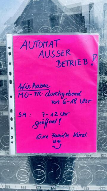 Der Spiralautomat vor der Trafik Kürzl ist komplett beschädigt und daher außer Betrieb. | Foto: Kürzl
