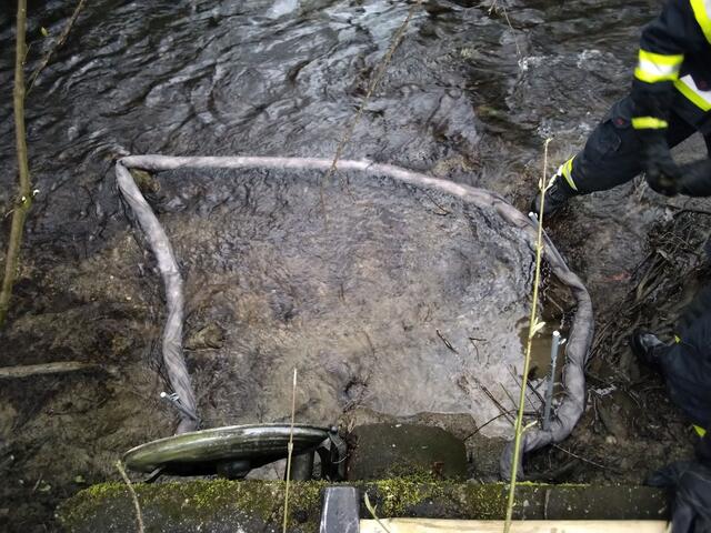 Der ausgelaufene Diesel war rasch gebunden. | Foto: FF Gurten