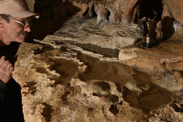 Wie am Foto ersichtlich betrachtet auch der Geologe Rudi Pavuza interessiert die romantischen Märchenseen.  | Foto: Albin Tauber