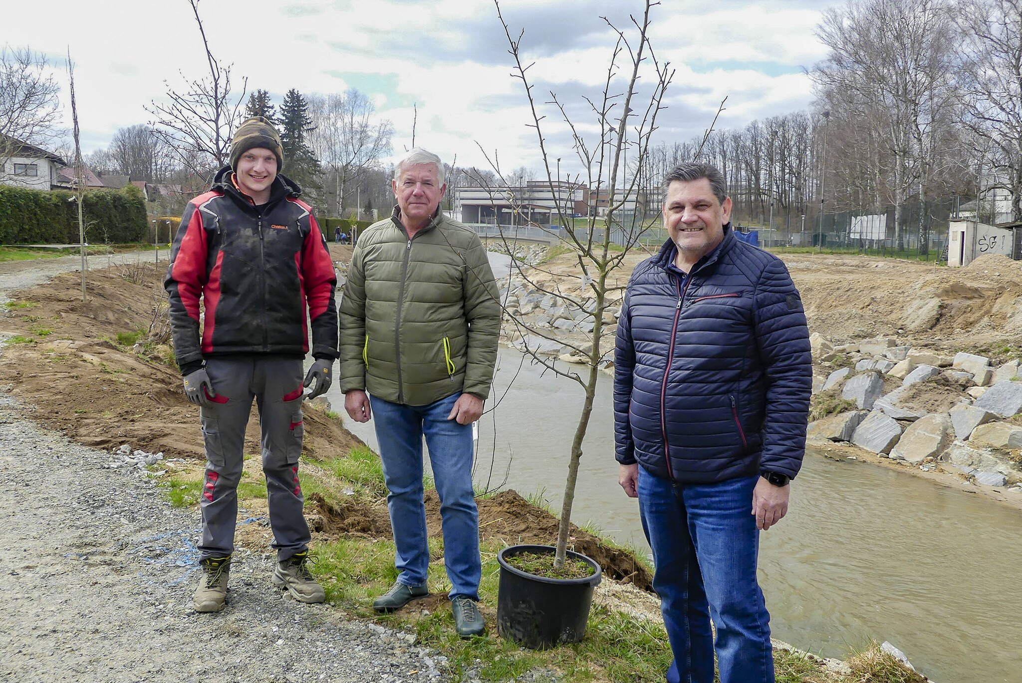 B-ume-entlang-des-Ufers-der-Braunau-nachgepflanzt