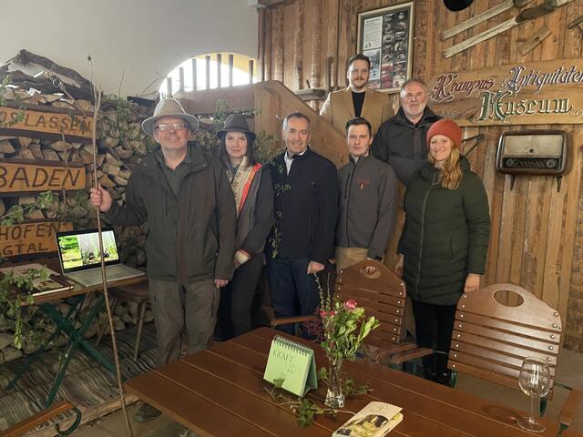 Bernhard Rössl (l.) hier mit Familie und weiteren Unterstützern eröffnete seinen Waldbaden-Parcours. | Foto: Almer